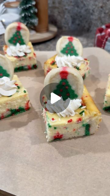 Ivy on Instagram Pillsbury Christmas Cookies, Pan Cheesecake, Cookie Cheesecake Bars, Sugar Cookie Cheesecake, Pillsbury Sugar Cookies, Cookie Cheesecake, Christmas Cheese, Cheesecake Crust, 8x8 Pan