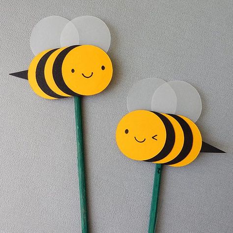 Bee Finger Puppet, Bee Paper Craft, Object To Draw, Stick Decorations, Diy Paper Art, Bee Crafts For Kids, Kawaii Faces, Paper Craft Tutorials, Bee Cards