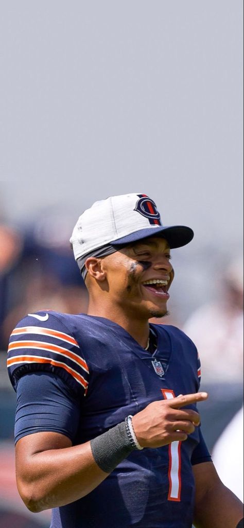 Chicago 🐻 Bears Chicago Bears Aesthetic, Chicago Bears Wallpaper, Chicago Bears Pictures, Bears Pictures, Bookstagram Aesthetic, Bears Wallpaper, Nfl Football Pictures, Justin Fields, Field Wallpaper