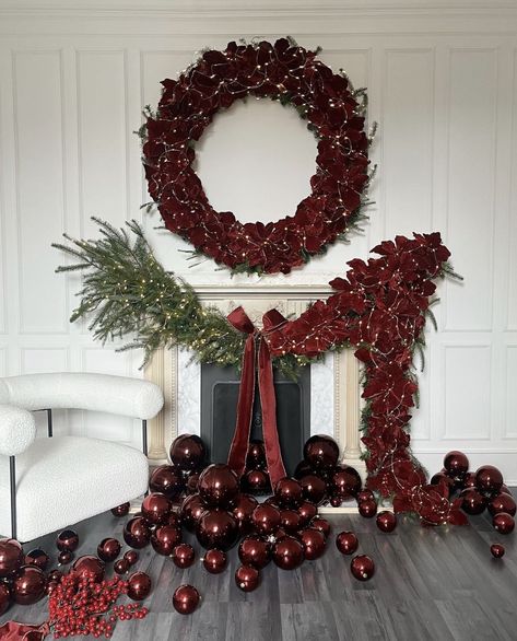 Giant Wreath, Burgundy Christmas Decor, Burgundy Christmas, Paint The Town Red, Christmas Dreaming, Christmas Decoration Ideas, Christmas Decor Inspiration, Unique Christmas Trees, Christmas Backdrops