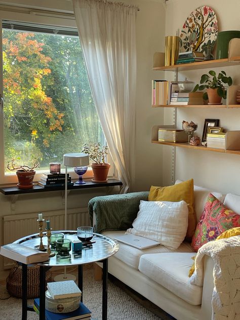 Interior decor, design, room ideas, happy place Cottage Core Apartment, Cottage Couch, Cottage Couches, Couch Ideas, Small Cottage, Cottage Core, Cottage, Room Decor, Couch