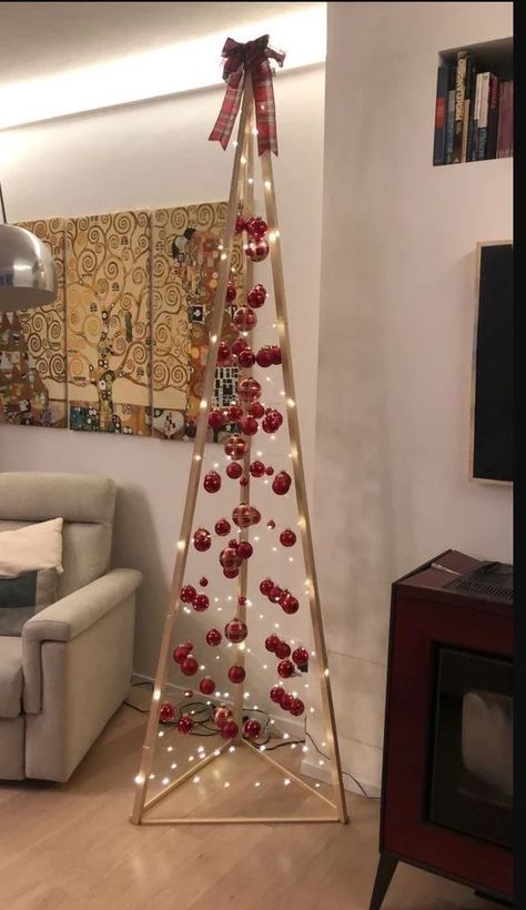 Jul Diy, Pallet Christmas Tree, Pallet Christmas, Alternative Christmas Tree, Wooden Christmas Tree, Creative Christmas Trees, Pencil Christmas Tree, White Christmas Trees, Office Christmas Decorations