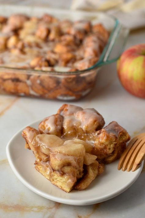 Apple Pie Filling Cinnamon Roll Bake, Sticky Cinnamon Rolls, Pillsbury Cinnamon Roll Recipes, Cinnamon Bake, Cinnamon Roll Apple Pie, Fruit Pie Filling, Bulk Cooking, Cinnamon Roll Bake, Apple Cinnamon Rolls