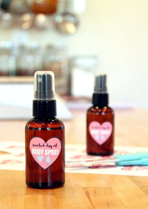 Homemade Mother's Day Gift Idea! Learn how to make this easy scented DIY dry oil body spray for a homemade Mother's Day gift! Formulated for dry and maturing skin, this DIY dry oil body spray is made with natural "dry" oils that won't leave your skin feeling greasy but still nourish and moisturize skin in need. Find the DIY recipe and free printable labels now at Soap Deli News blog! Moisturizing Skin Care, Homemade Beauty Recipes, Moisturizing Body Oil, Body Oil Spray, Homemade Moisturizer, Dry Body Oil, Dry Skin Remedies, Dry Winter Skin, Diy Sprays