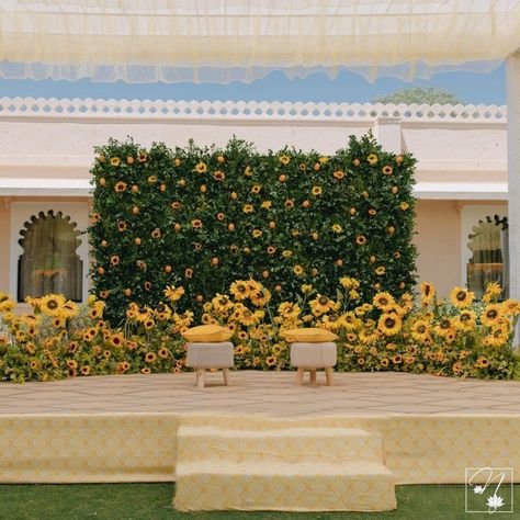 Wedding Decor With Sunflowers, Decoration Ideas Haldi, Haldi Decoration At Home, Decor With Sunflowers, Wedding Decor Colors, Haldi Backdrop, Decoration Haldi, Haldi Decoration Ideas, Haldi Ceremony Decorations