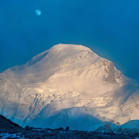 Cho Oyu, the sixth highest mountain in the world at 8,201 m above sea level. Cho Oyu Mountain, Broad Peak, Cho Oyu, Nanga Parbat, Monte Everest, Still Awake, Mountain Landscape Photography, Mountain Images, Everest Base Camp Trek