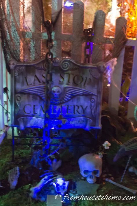 Blue light gives the cemetery sign its spookiness Halloween Cemetary Ideas, Diy Halloween Pillars, Halloween Graveyard Ideas, Spooky Halloween Yard, Cemetery Sign, Halloween Yard Haunt, Diy Halloween Graveyard, Haunted Decor, Halloween Outdoors