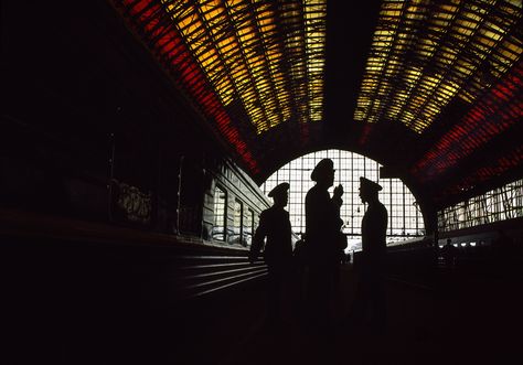 Train station in Moscow, Russia. 1995. © #GueorguiPinkhassov/ #MagnumPhotos. David Alan Harvey, Andrei Tarkovsky, Saul Leiter, Musee Carnavalet, Photos Black And White, Steve Mccurry, George Town, New York Times Magazine, Henri Cartier Bresson