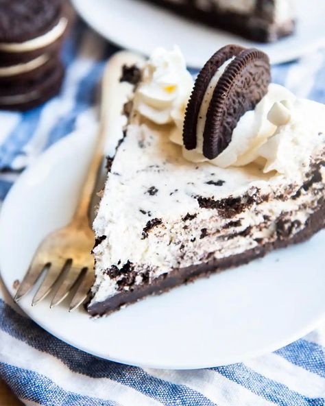 This cookies and cream pie is an easy no bake pie, with a delicious Oreo cookie crust, creamy filling full of more Oreos, and topped with more whipped cream! Cheesecake Cobbler, No Bake Oreo Pie, Baked Oreo Cheesecake Recipe, Oreo Cheesecake Recipe, Oreo Filling, Oreo Desserts, Oreo Cheesecake Recipes, Oreo Pie, No Bake Oreo Cheesecake