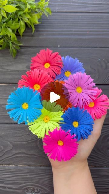 Origami Flowers Easy, Easy Flower Craft, Flower Bulletin Boards, Paper Flowers Tutorial, Just Be Friends, Craft Ideas Paper, 3d Paper Flowers, Paper Flowers Diy Easy, Paper Flower Garlands