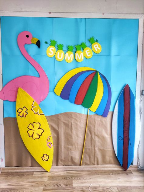 Summer Window Decoration Kindergarten, Beach Day Decorations School, Summer Decoration Ideas, Beach Decorations For Classroom, Summer Decorations For Office, Summer Theme Preschool Decoration, Hawaiian Classroom Decorations, Summer Bulliten Board Ideas Easy, Summer Decor For Classroom