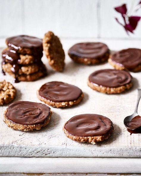 Chocolate hobnob biscuits Hobnob Biscuits, Chocolate Hobnobs, Vegan Pumpkin Pie Recipe, Nigella Lawson Recipes, Egg Free Baking, Delicious Magazine, Italian Recipes Dessert, Biscuits Easy, Nigella Lawson