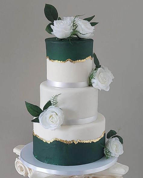 White And Green Cake Wedding, 3 Tier Wedding Cake Emerald Green, Dark Green And White Wedding Cake, Wedding Cakes Emerald Green And Gold, Wedding Cake With Emerald Green, Emerald And Gold Wedding Cake, Green White Gold Cake, Emerald Green And Gold Wedding Cake, 3 Tier Cake Ideas