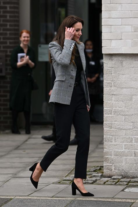 Kate Middleton Suits Up in Blazer & Walkable Block Heels for PACT – Footwear News Kate Middleton Style Outfits, Business Casual Look, Looks Kate Middleton, Queen Kate, Kate Middleton Outfits, Middleton Style, Kate Middleton Style, Royal Style, Family Fashion