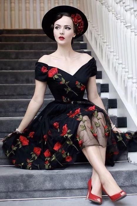 Historia creada con el fin de complacer a los amantes de los atuendos… #detodo # De Todo # amreading # books # wattpad Dresses With Flowers, Stile Pin Up, Couture Dior, Black Homecoming Dresses, Idda Van Munster, Mini Prom Dresses, Black Homecoming Dress, Formal Ball Gown, Robes Vintage