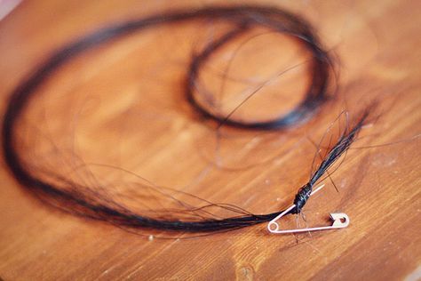 horsehair bracelet: tutorial | little home by hand on WordPress.com Horse Hair Craft Ideas, Diy Horse Hair Keepsakes, Horse Jewelry Diy, Horsehair Bracelet, Horse Hair Braiding, Hair Braid Rings, Horse Braiding, How To Clean Gold, Horse Hair Bracelet