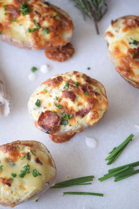 This Freezer Friendly Potato Skins Recipe is going to become your go-to side dish & appetizer favorite! Potato Skins are my favorite appetizer. #potato #skins #easy #best #freezerfriendly #recipe #dinner #appetizer #partyfood Freezable Appetizers, Potato Appetizer, Potato Poppers, Potato Skins Recipe, Freeze Ahead Meals, Potatoe Skins Recipe, Healthy Superbowl Snacks, Freezer Recipes, Frozen Appetizers