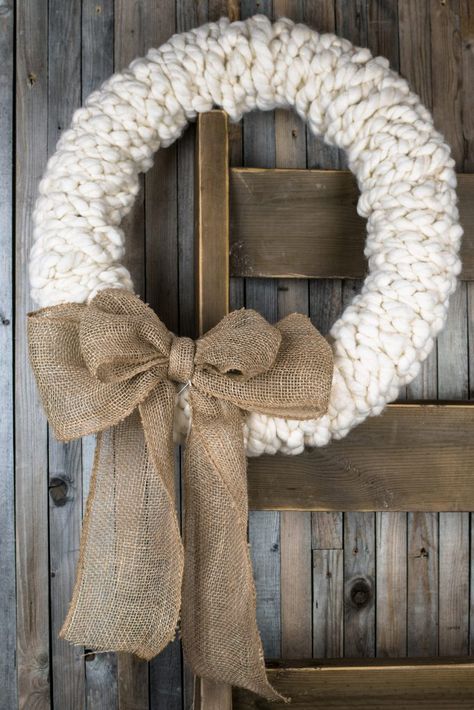 Knitted Wreath, Couronne Diy, Yarn Wreath, Christmas Wreaths To Make, Rustic Wreath, Diy Holiday Decor, Frame Wreath, Christmas Wreaths Diy, Wreath Crafts