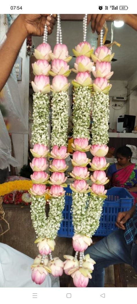 Garlands Wedding Indian Flower Lotus, Engagement Malai Design, Wedding Malai Design Lotus, Wedding Mala Rose, Rose Garland Wedding, Wedding Car Deco, Flower Garland Diy, Flower Jewellery For Mehndi, Indian Wedding Garland