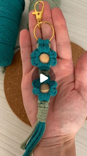 Norris Atelie on Instagram: "Diy Chaveiro Flor 🌼🌸✨🔑 #macrame#chaveiro#knot#artesanato#handmade#keychain#ornament#decor#flores#receitas#art#cord#crochet#ideia#norrisatelie#tutorial#easy" Flower Key Chain, Macrame Flower Keychain Tutorial, Cord Crochet, Handmade Keychain, Strung Beads, Instagram Diy, Ornament Decor, Macrame, Knot