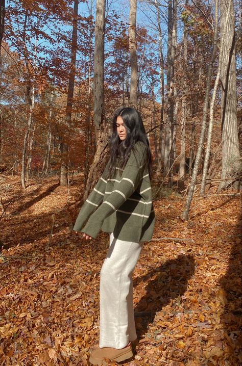 cute cozy outfit Fall Cozy Aesthetic Outfits, Long Ugg Boots Outfit, Uggs Outfits Winter, Boot Photoshoot, Winter Cozy Outfits, Ugg Boot Outfits, Friendsgiving Outfits, Cute Cozy Outfits, Cozy Winter Clothes