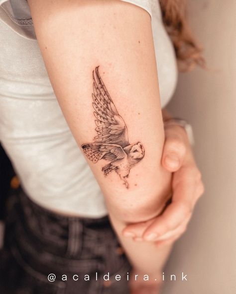 Athena Tattoo Owl, Japanese Style Owl Tattoo, Dainty Owl Tattoo For Women, Bo Katan Tattoo, Owl Fine Line Tattoo, Realistic Owl Tattoo For Women, Owl Moon Tattoo, Fine Line Owl Tattoo, Elegant Back Tattoos