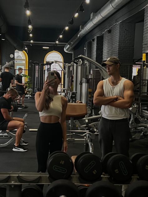 Couples Gym Outfits, Yoga Couple Aesthetic, Working Out Couples, Workout With Boyfriend, Couples Gym Aesthetic, Couple Working Out Together Aesthetic, Cute Gym Couples, Couple Working Out, Sporty Couple Aesthetic