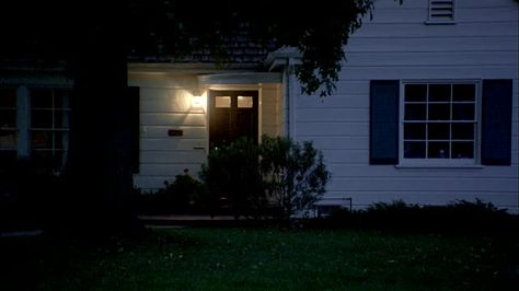 Zoom out wide shot suburban house and yard at night Porch At Night Aesthetic, Front Door Aesthetic Night, Front Porch Aesthetic Night, Night House Aesthetic, House At Night Aesthetic, House Night Aesthetic, Suburban House Aesthetic, Suburban Childhood, Porch Drawing