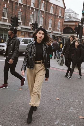 Belted Jacket Street Style, Beige And Black Outfit, Street Style Seoul, Leather Jacket Street Style, Beret Black, Leather Jacket Dress, Black Beret, Tan Chinos, Visual Notes