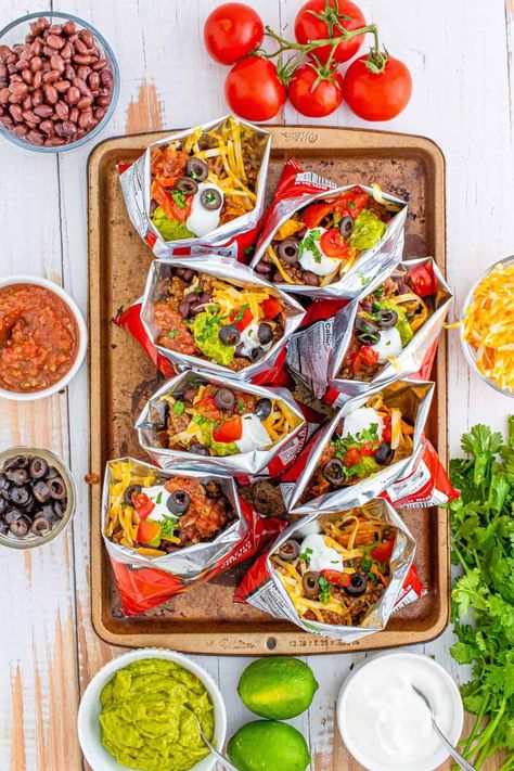 Favorite toppings added to bag of Doritos. Dorito Walking Taco, Walking Nachos Doritos, Walking Nachos, Taco In A Bag, Walking Tacos Recipe, Doritos Nachos, Walking Tacos, Crock Pot Tacos, Country Cook