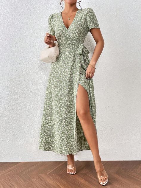 Green Maxi Dress Outfit Casual, Maxi Dress Outfit Casual, Green Floral Print Dress, Casual Chic Outfits, Short Sleeve Maxi Dress, Maxi Dress Outfit, Short Sleeve Maxi Dresses, Ditsy Floral Print, Tailored Dress