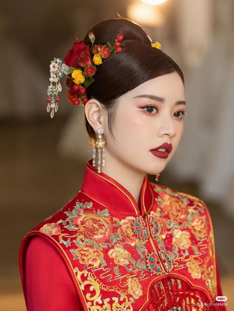 Asian Bride Hairstyle, Sangjit Hairstyle, Kanzashi Hairstyle, China Hairstyle, Sangjit Hairdo, Chinese Traditional Makeup, Geisha Hairstyles, Hairstick Hairstyles, Dancer Hairstyles