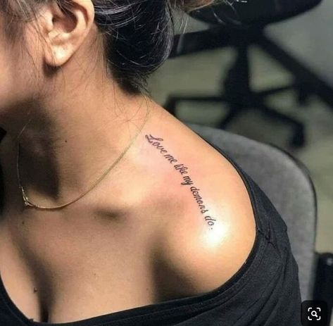 Shoulder Tattoo Quotes, Top Of Shoulder Tattoo, Wörter Tattoos, Bone Tattoos, Delicate Tattoo, Shoulder Tattoos For Women, Tattoo Script, Collar Bone Tattoo, Feminine Tattoos