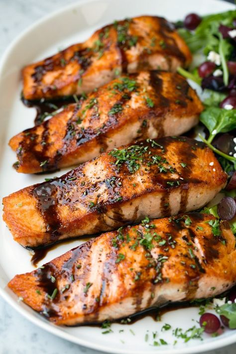 Balsamic Glazed Salmon, Honey Salmon Recipes, Balsamic Salmon, Balsamic Glaze Recipes, Chicken Honey, Salmon Glaze Recipes, Plats Healthy, Seared Salmon, Salmon Dishes