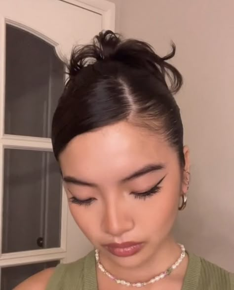 Selena Gomez Slicked Back Hair, Side Part Gel Hair, Side Part Spikey Bun, Elegant Haircut For Medium Hair, Sidepart Ponytail Hairstyles, Short Hair Slick Hairstyles, Slickback Hairstyles Women, Hairstyles For Servers Easy Updo, Short Hair Styles Baddie