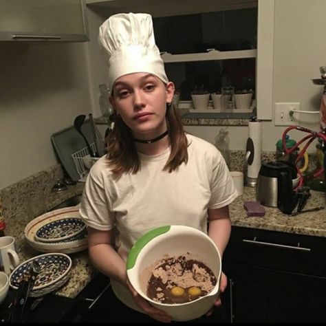 Amelia Eve & Victoria Pedretti on Instagram: “she's just a chef #victoriapedretti” Love Quinn, Joe Goldberg, Victoria Pedretti, How To Have Style, Most Paused Movie Scenes, Penn Badgley, All I Ever Wanted, Fav Celebs, Woman Crush