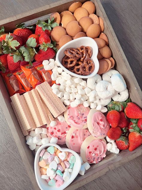 Snack, charcuterie, Valentine, snack baord, Valentine’s Day Snack Board Sleepover, Snack Platter Aesthetic, Small Food Platter Ideas, Aesthetic Birthday Snack Table, Snacks Tray Ideas, Snack Tray Aesthetic, Back To School Snack Board, Sleepover Snack Board, Cute Snack Boards