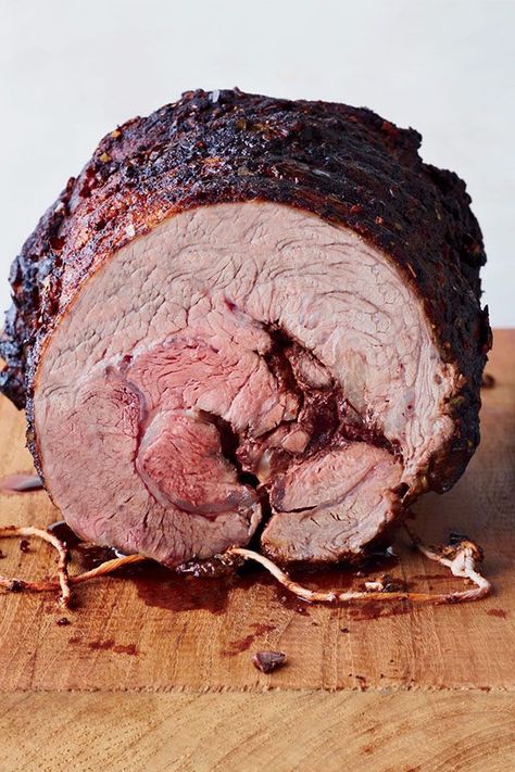 This beef chuck eye roast recipe incorporates a paprika herb rub to create the ultimate comfort food meets Christmas recipe.#christmasrecipes #comfortfood #christmasroasts #beefchuck #beefchuckroasts #beefchuckeyeroasts Chuck Eye Roast, Eye Roast, Steak Marinades, Roast Brisket, Parsley Butter, Perfect Prime Rib, Pork Tenderloins, Rib Steak, Food Korean