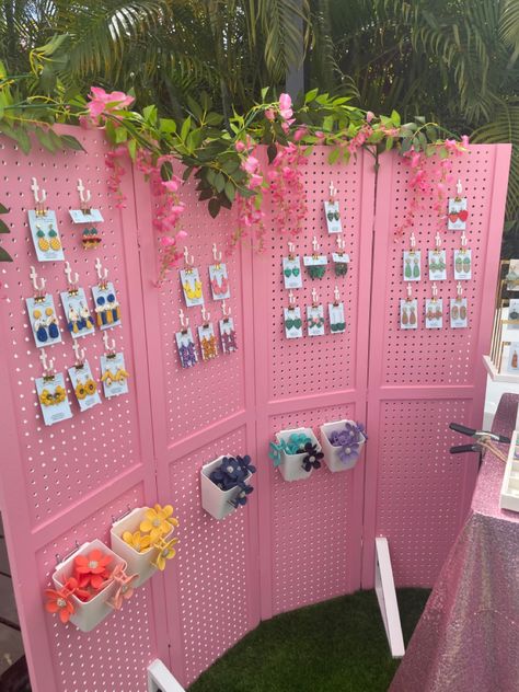 Jewelry Craft Fair Set Up, Freshie Display Stand, Small Business Booth Display Ideas, Craft Display Ideas Booth Design, Jewelry Market Display, Indoor Vendor Booth Display Ideas, Craft Show Set Up, Diy Pegboard Display, Pegboard Jewelry Display