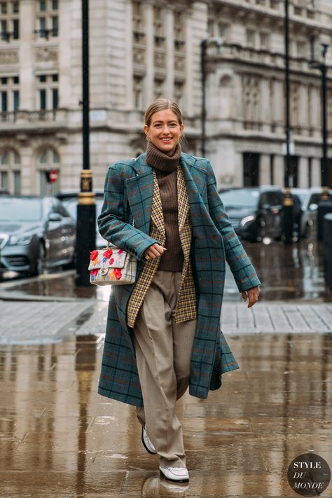 London Fall 2020 Street Style: Emili Sindlev - STYLE DU MONDE | Street Style Street Fashion Photos Emili Sindlev Layering Street Style, Emili Sindlev, 2020 Street Style, London Fall, London Fashion Weeks, Living In London, Coat Street Style, Fallen London, Chique Outfits