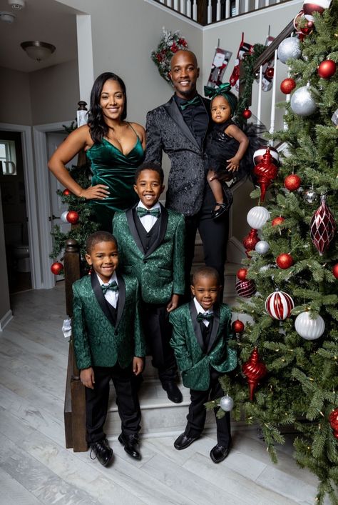 The Body Shop At Home, Bro And Sis, Family Christmas Pictures Outfits, Beauty Self Care, Family Photo Outfits Winter, Christmas Pictures Outfits, Christmas Family Photoshoot, African American Family, Body Shop At Home