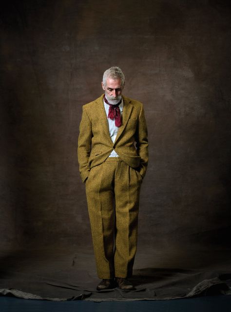 https://www.theatlantic.com/entertainment/archive/2011/11/harris-tweed-the-story-of-the-greatest-cloth-from-land-to-street/247915/ Harris Tweed Suit, John Byrne, Tweed Suits, National Portrait Gallery, Portrait Gallery, Harris Tweed, 인물 사진, 가을 패션, Gentleman Style