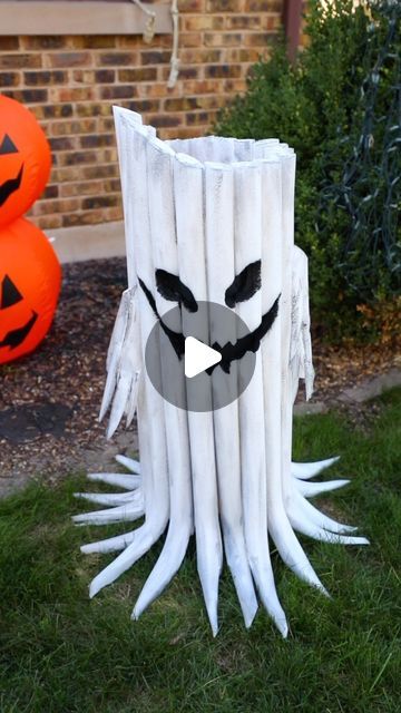 Easy Decorations For Halloween, Pool Noodle Ideas For Halloween, Diy Halloween Statues, Halloween Crafts With Pool Noodles, Halloween Diy Outdoor Decor, Halloween Decorations With Pool Noodles, Diy Pool Noodle Halloween Decor, Fall Diy Decor Outdoor, Diy Halloween Outside Decorations