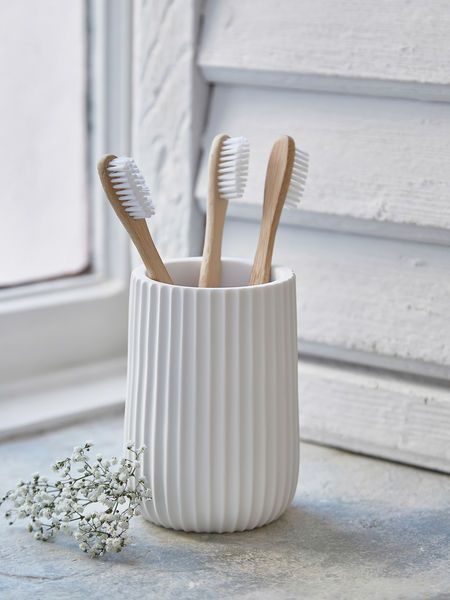 Photo White Toothbrush, Dental Office Design Interiors, Scandi Decor, Sikat Gigi, Cerámica Ideas, Bathroom Toothbrush Holder, Beauty Gadgets, Diy Pottery, Ceramics Pottery Art