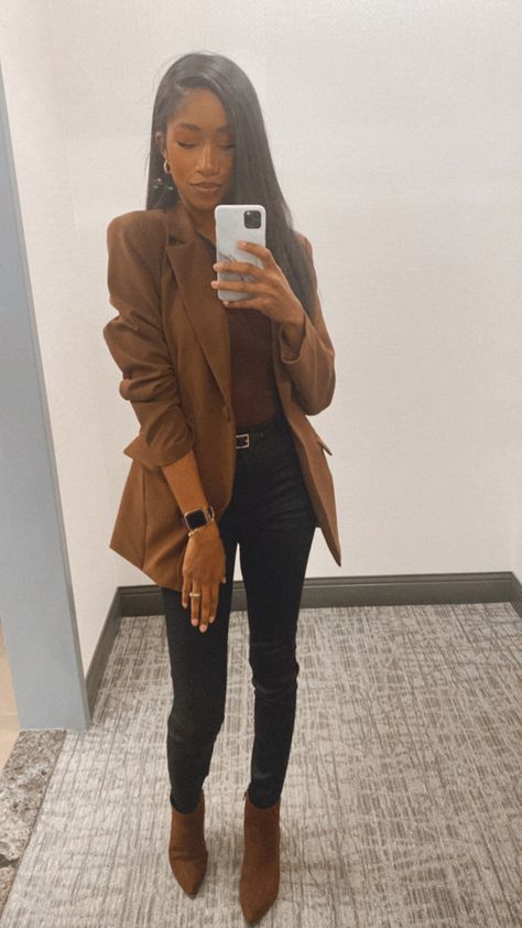 Dark Brown Blazer Outfit, Dark Brown Boots Outfit, Brown Jeans Outfit, Brown Blazer Outfit, Brown Boots Outfit, Ripped Jeans Outfit, Blazer Outfits Casual, Casual Work Outfits Women, Blazer Outfits For Women