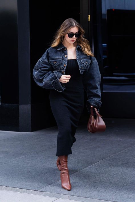 (1) Bookmarks / Twitter Hailee Steinfeld Outfits, Hailee Steinfeld Style, Celebrity Inspired Outfits, Future Style, Emily Dickinson, Hailee Steinfeld, Oh My God, Celebrity Street Style, My God