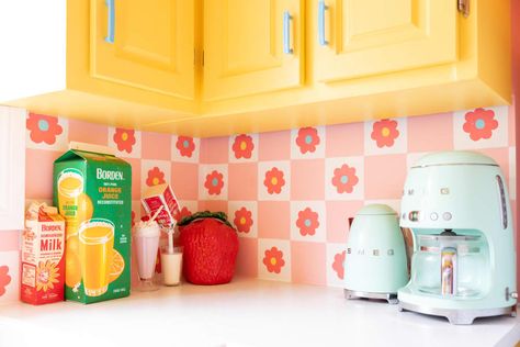 Vintage inspired floral wallpaper in kitchen. Vintage Colorful Decor, Retro Kitchen Tiles, Yellow Pink Kitchen, Funky Kitchen Cabinets, Hand Painted Kitchen Cabinets, Yellow Cabinets Kitchen, Pink And Yellow Kitchen, Retro Kitchen Ideas, Traditional Backsplash