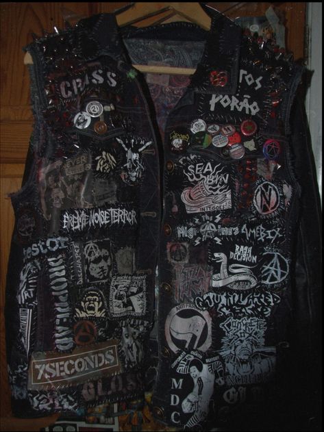 ive been working on this jacket for quite some time and i thought it would be worth updateing it on here Crust Punk Jacket, Trash Jacket, Battle Jacket Ideas, Punk Tips, Punk Jean Jacket, Crust Pants, Vest Ideas, Feminist Punk, Battle Jackets