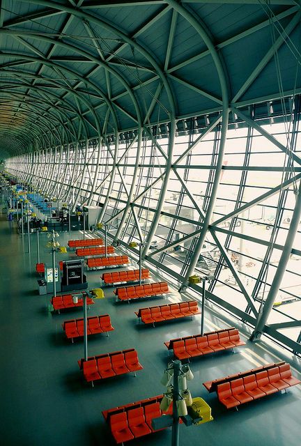 Airport Life, Airport Architecture, Kansai Airport, Kansai International Airport, Red Chairs, Air Port, Richard Rogers, Airport Pictures, Exhibition Building