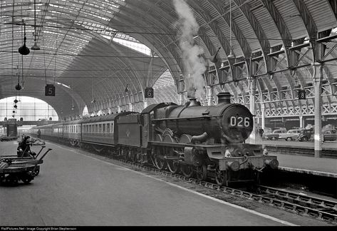 British Railway Stations, Caerphilly Castle, Train Photo, Lion Roar, Great Western Railway, Steam Engine Trains, British Railways, Western Region, British Rail